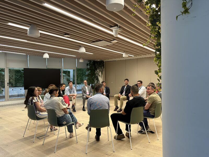 Participantes conversando en círculo durante la segunda edición